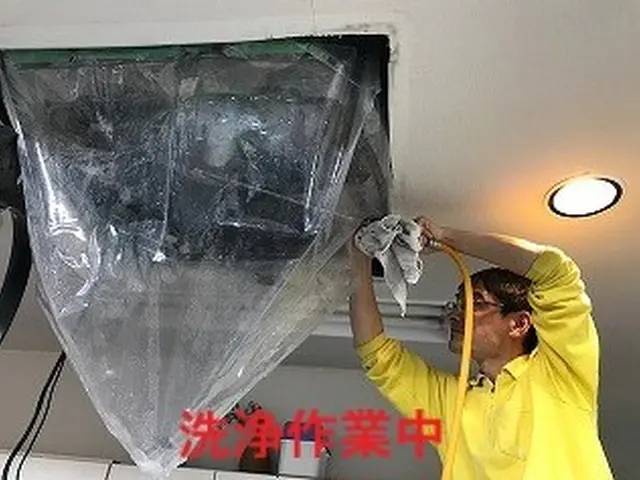 【実績豊富】天井埋め込みエアコン内部の清掃も当社にお任せください。サービスの画像