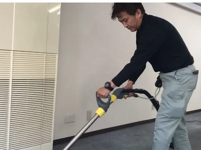 出張カーペット・ラグクリーニング！重いカーペット運搬必要ありません。サービスの画像