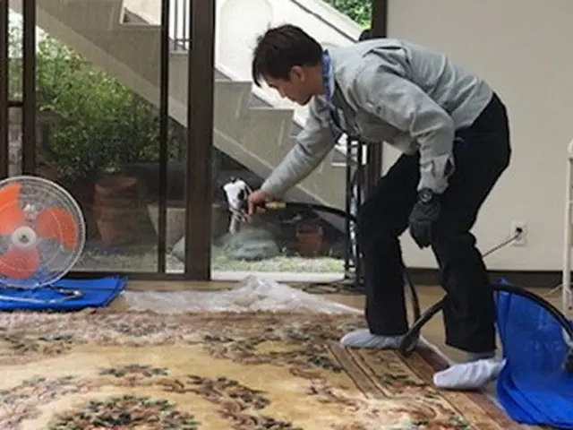 出張カーペット・ラグクリーニング！重いカーペット運搬必要ありません。サービスの画像