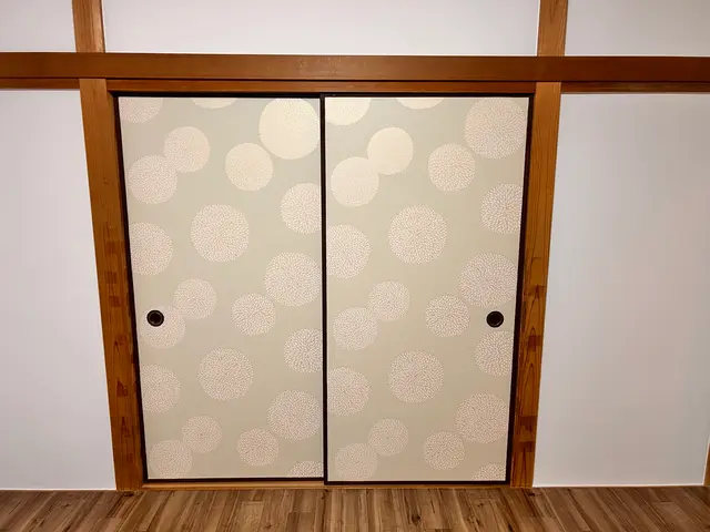 襖の張り替えは拓建リフォームにお任せください！クロスへの張り替えも承ります！サービスの画像