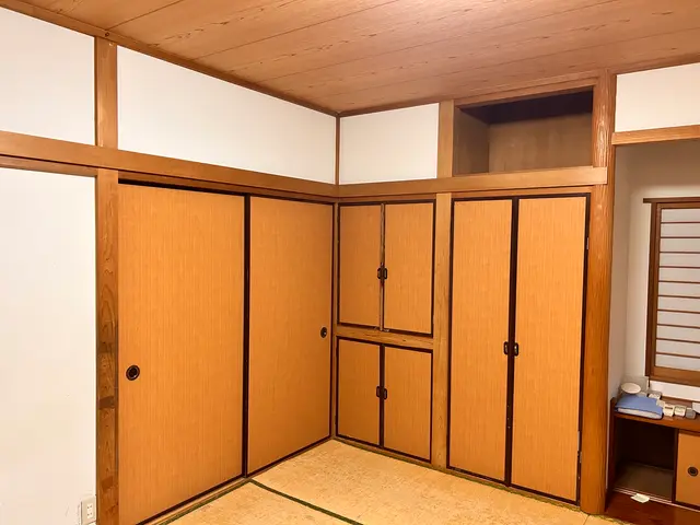 襖の張り替えは拓建リフォームにお任せください！クロスへの張り替えも承ります！サービスの画像