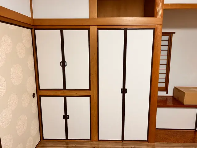 襖の張り替えは拓建リフォームにお任せください！クロスへの張り替えも承ります！サービスの画像