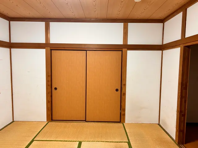 襖の張り替えは拓建リフォームにお任せください！クロスへの張り替えも承ります！サービスの画像