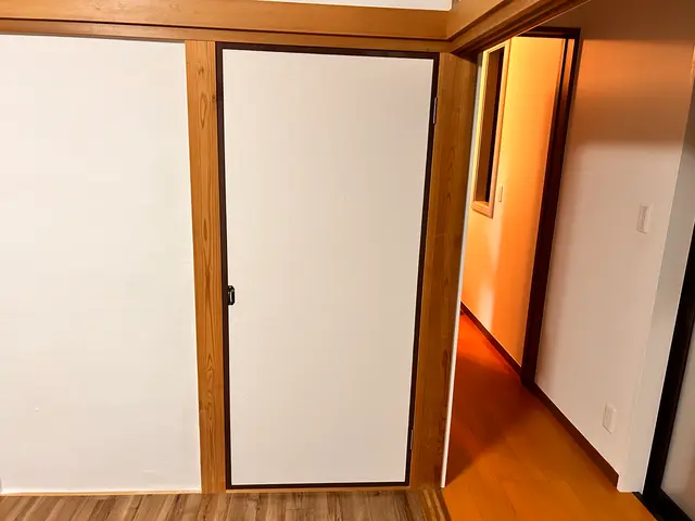 襖の張り替えは拓建リフォームにお任せください！クロスへの張り替えも承ります！サービスの画像