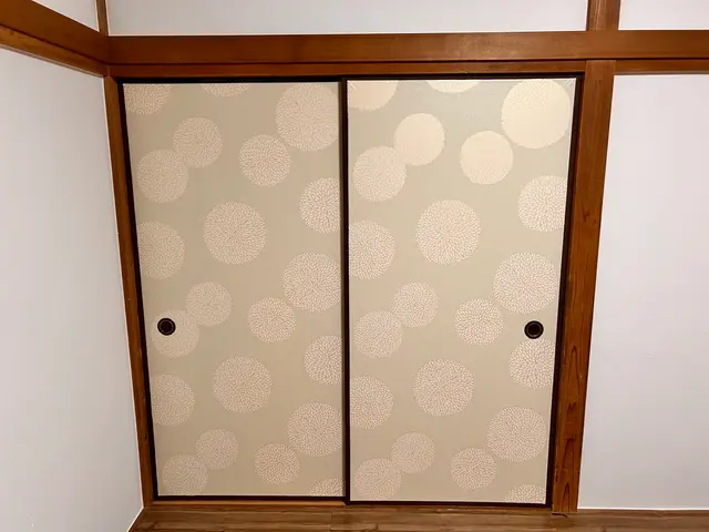 襖の張り替えは拓建リフォームにお任せください！クロスへの張り替えも承ります！サービスの画像
