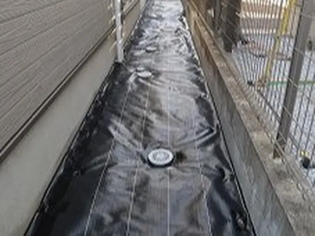 防草シートでしつこい雑草をシャットアウト！サービスの画像