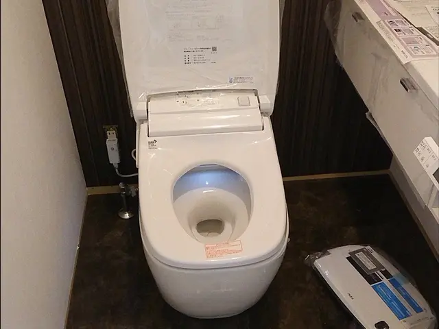 便器取り替え工事&床貼り工事【フロアタイル】お任せ下さい。サービスの画像