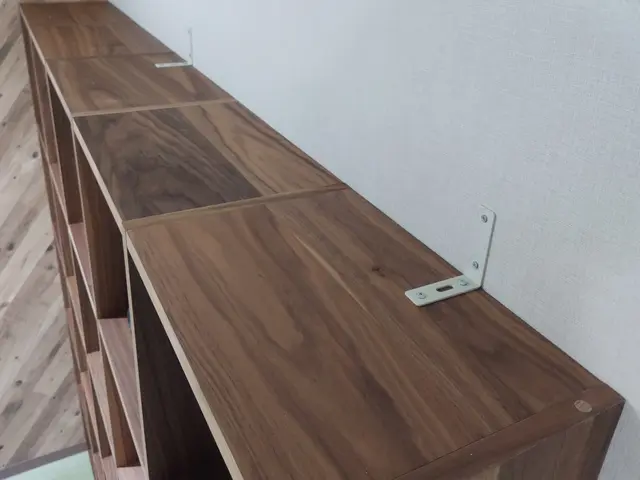 地震対策に家具固定いたしますサービスの画像