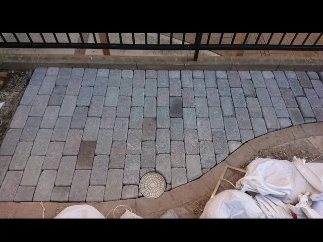 曲線も模様も自由自在！熟練した技術による本格施工､花壇も対応！サービスの画像