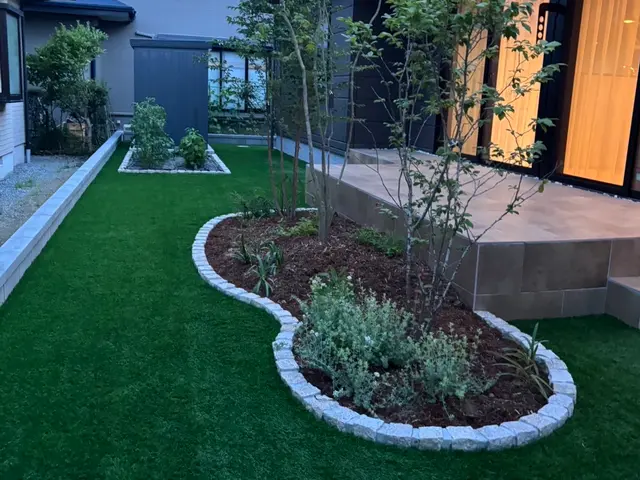 曲線も模様も自由自在！熟練した技術による本格施工､花壇も対応！サービスの画像