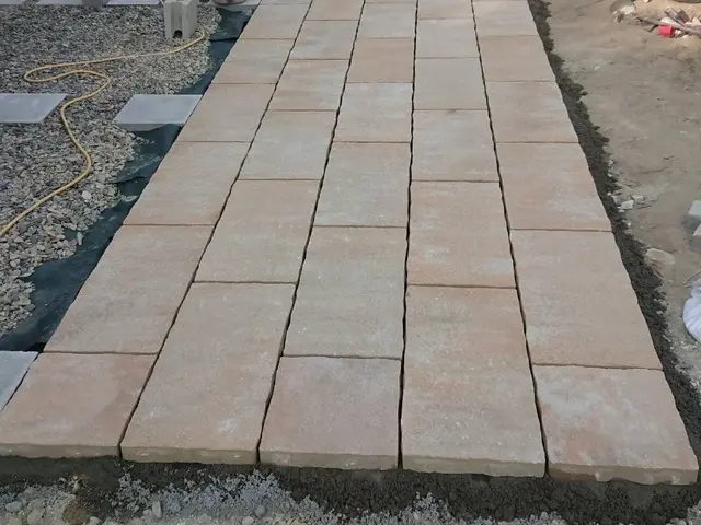 曲線も模様も自由自在！熟練した技術による本格施工､花壇も対応！サービスの画像