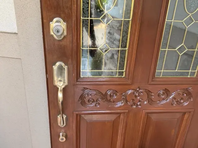 木製玄関ドアの塗装、ドアの塗装サービスの画像