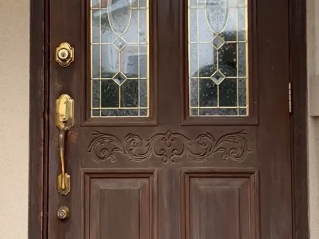 木製玄関ドアの塗装、ドアの塗装サービスの画像