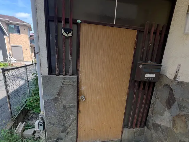 木製玄関ドアの塗装、ドアの塗装サービスの画像