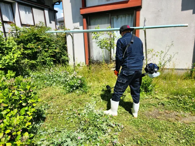 草刈りや草むしり。サービスの画像