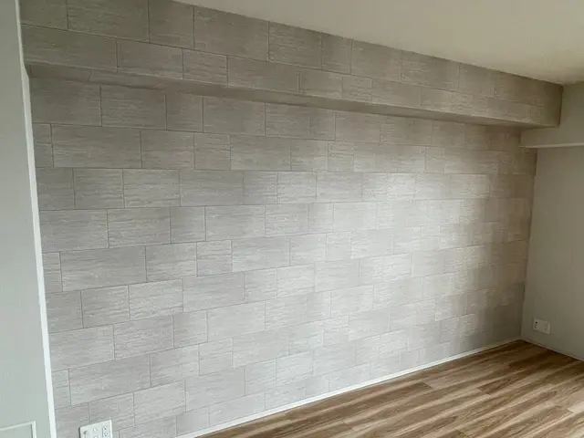 アクセントでお部屋をお洒落に！原状回復可能な賃貸用の剥がせる壁紙も対応可能です。サービスの画像