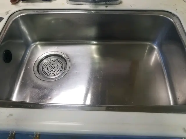 コンロや五徳の頑固な焦げ付き、シンクや蛇口の水垢、キレイにさせますサービスの画像