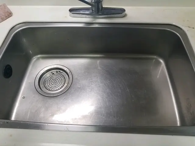 コンロや五徳の頑固な焦げ付き、シンクや蛇口の水垢、キレイにさせますサービスの画像