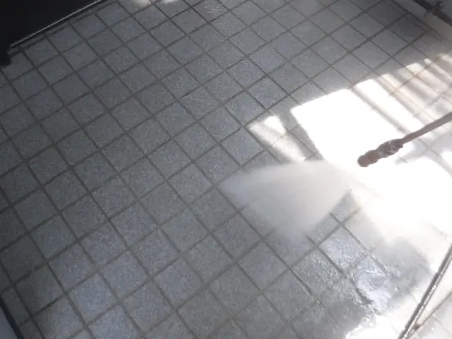 駐車場の土間、アプローチ、ブロック塀などの高圧洗浄！サービスの画像