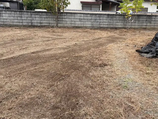 砂利敷き、防犯用砂利、砂利は除草効果もあります。お庭、玄関前、裏口、建物まわり。サービスの画像