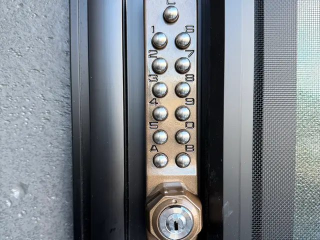 **一般ドアはもちろん、指紋・暗証番号・カードキーまで対応**サービスの画像