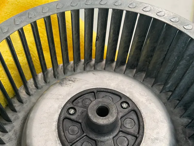 油まみれのレンジフードをプロの技術でスッキリ！丁寧に素早く作業させて頂きます！サービスの画像