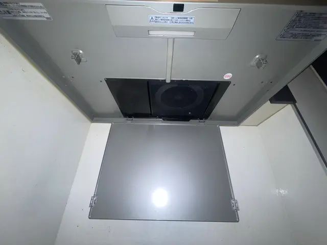 油まみれのレンジフードをプロの技術でスッキリ！丁寧に素早く作業させて頂きます！サービスの画像