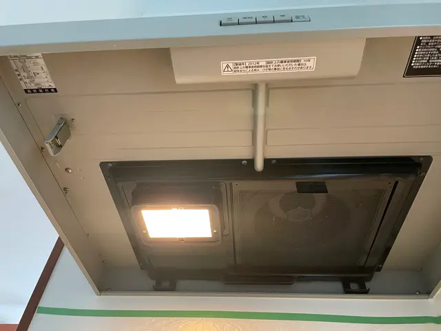 油まみれのレンジフードをプロの技術でスッキリ！丁寧に素早く作業させて頂きます！サービスの画像