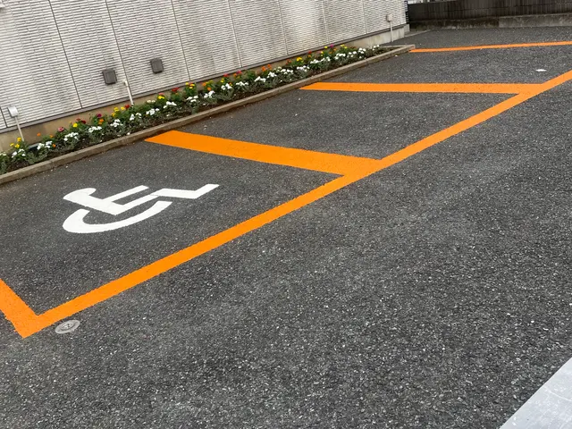［1本からOK］駐車場ライン引き　施工実績多数/しっかり区画で事故防止/自社施工サービスの画像