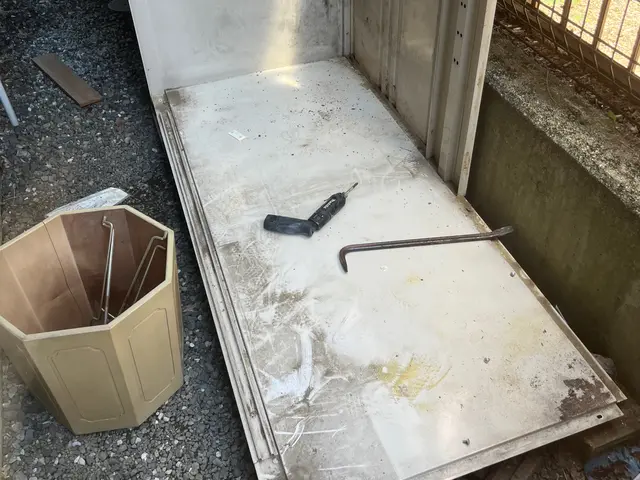 ☆作業員2名☆【横浜市】の物置解体、撤去ならここ☆物置中身、エアコン引取出来ますサービスの画像