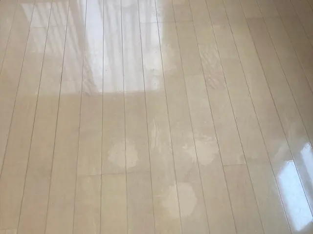 床のくすみ、プロの技でピカピカに。安心のフロアクリーニング。サービスの画像