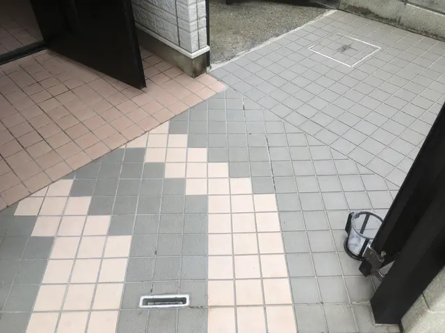 床のくすみ、プロの技でピカピカに。安心のフロアクリーニング。サービスの画像