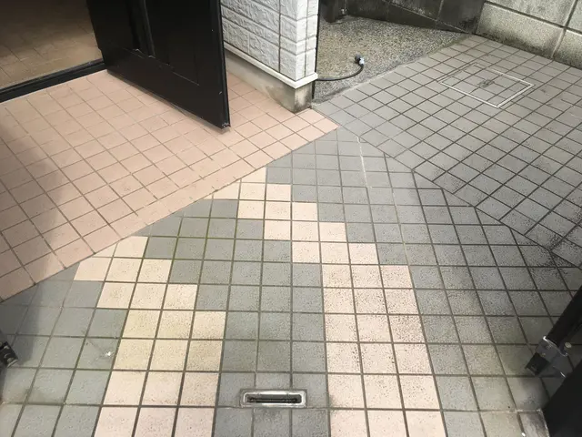 床のくすみ、プロの技でピカピカに。安心のフロアクリーニング。サービスの画像