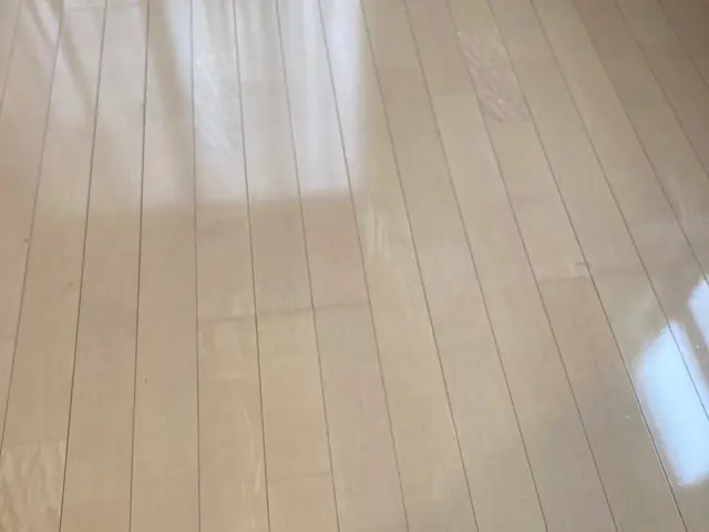 床のくすみ、プロの技でピカピカに。安心のフロアクリーニング。サービスの画像