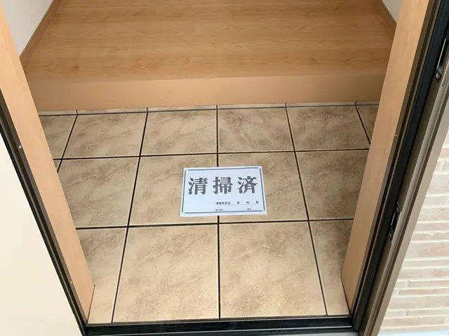 【夫婦で訪問】★玄関の床やタイルの汚れ落としに困った時はプロに任せて下さい！サービスの画像
