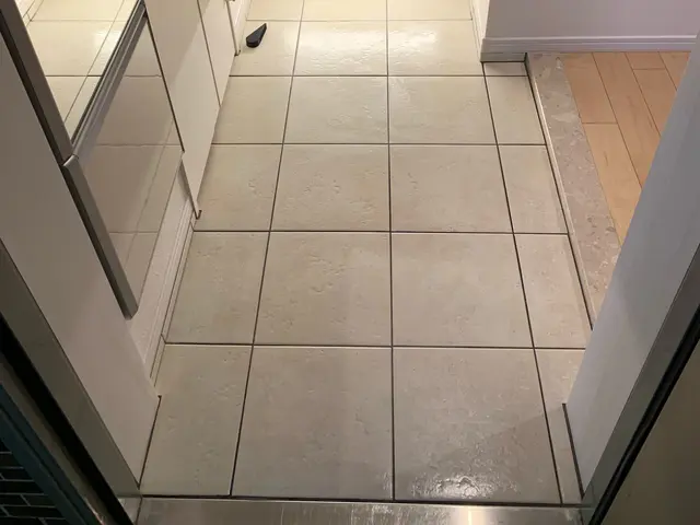 【夫婦で訪問】★玄関の床やタイルの汚れ落としに困った時はプロに任せて下さい！サービスの画像