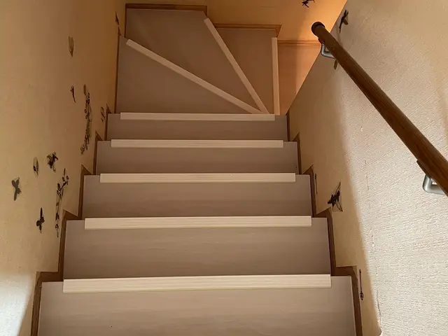 CFから木質フローリングに上張り！経験と実績で選ぶなら弊社!階段リフォームも可能サービスの画像