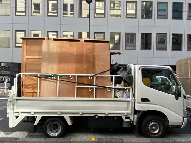 急に増えても安心!2倍積める箱タイプのトラックもご用意しています！サービスの画像