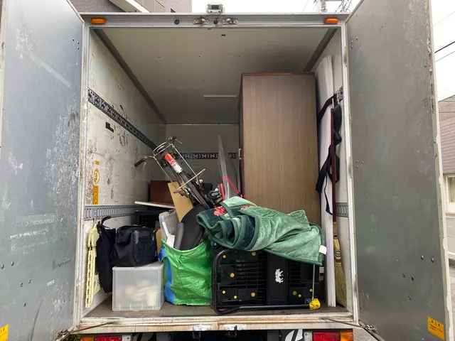 急に増えても安心!2倍積める箱タイプのトラックもご用意しています！サービスの画像