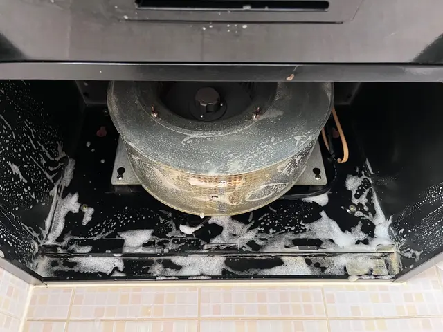 掃除の大変な換気扇の油汚れピカピカにします！サービスの画像