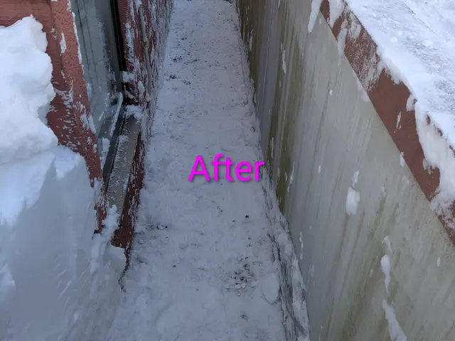 店長自ら手作業での玄関先の雪かき、屋根カーポートの雪下ろしとなりますサービスの画像