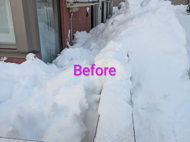 店長自ら手作業での玄関先の雪かき、屋根カーポートの雪下ろしとなりますサービスの画像