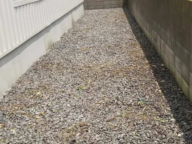 寒さ暑さもなんのその！伸びた雑草お任せください！サービスの画像