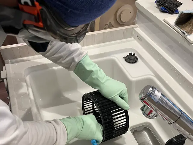 レンジフード　汚れ！油臭!全て解決。女性スタッフ可！適格請求書発！損害保険加入サービスの画像