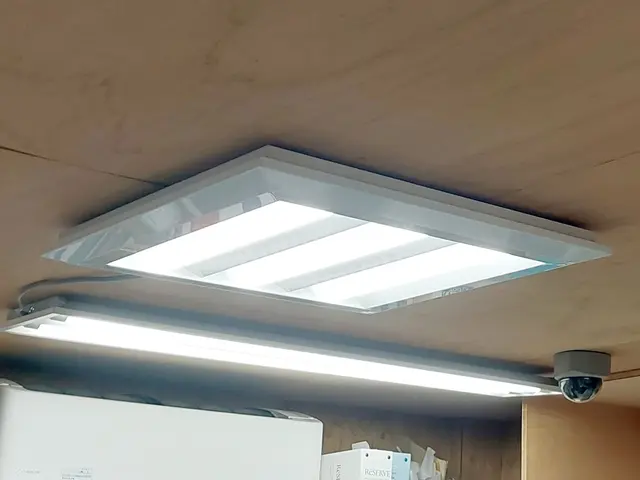 【LED照明器具に交換→明るく省エネ】会社の天井照明★キッチン・洗面台・浴室照明サービスの画像