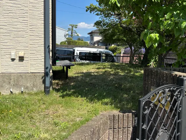 根から取る草むしりサービスの画像