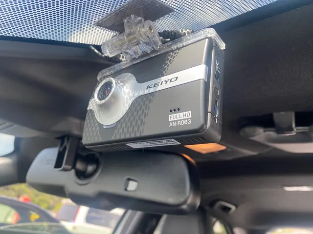 ドライブレコーダーの取付お任せ下さい！前後モデルや360℃モデルも可能です！サービスの画像