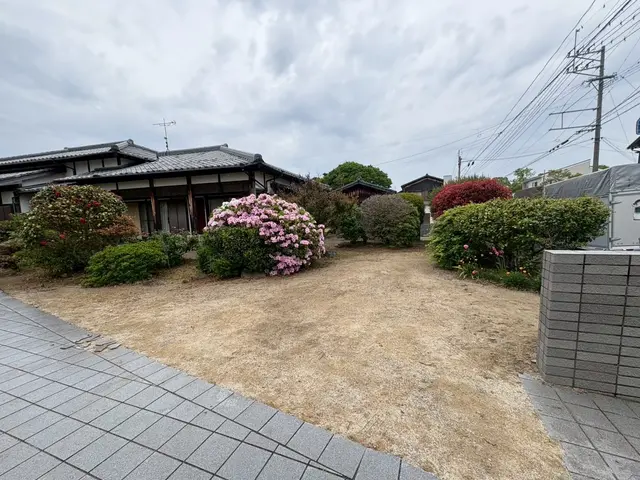 【草むしり】の手作業はお任せください！サービスの画像