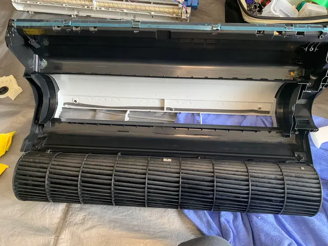 送風ファンドレンパンを取り外して裏側の酷いカビ汚れも徹底洗浄！サービスの画像