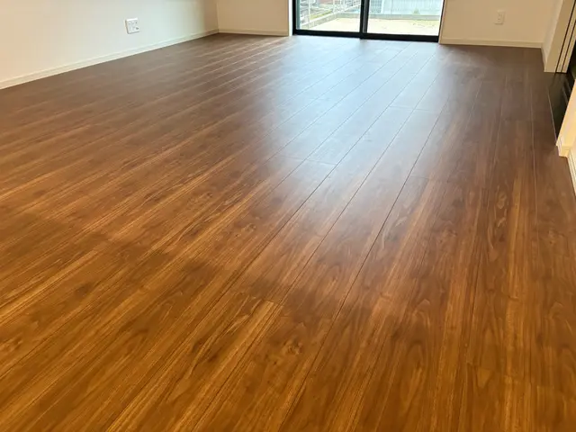 月20件施工・大手仕込みの技術で、長持ちする美しい床を実現しますサービスの画像